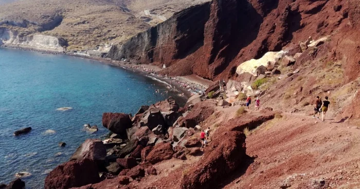 Plaja roşie din Santorini - Grecia denumire preluată de la stâncile care o înconjoară bogate în minereuri de fier Foto Daciana Stoica