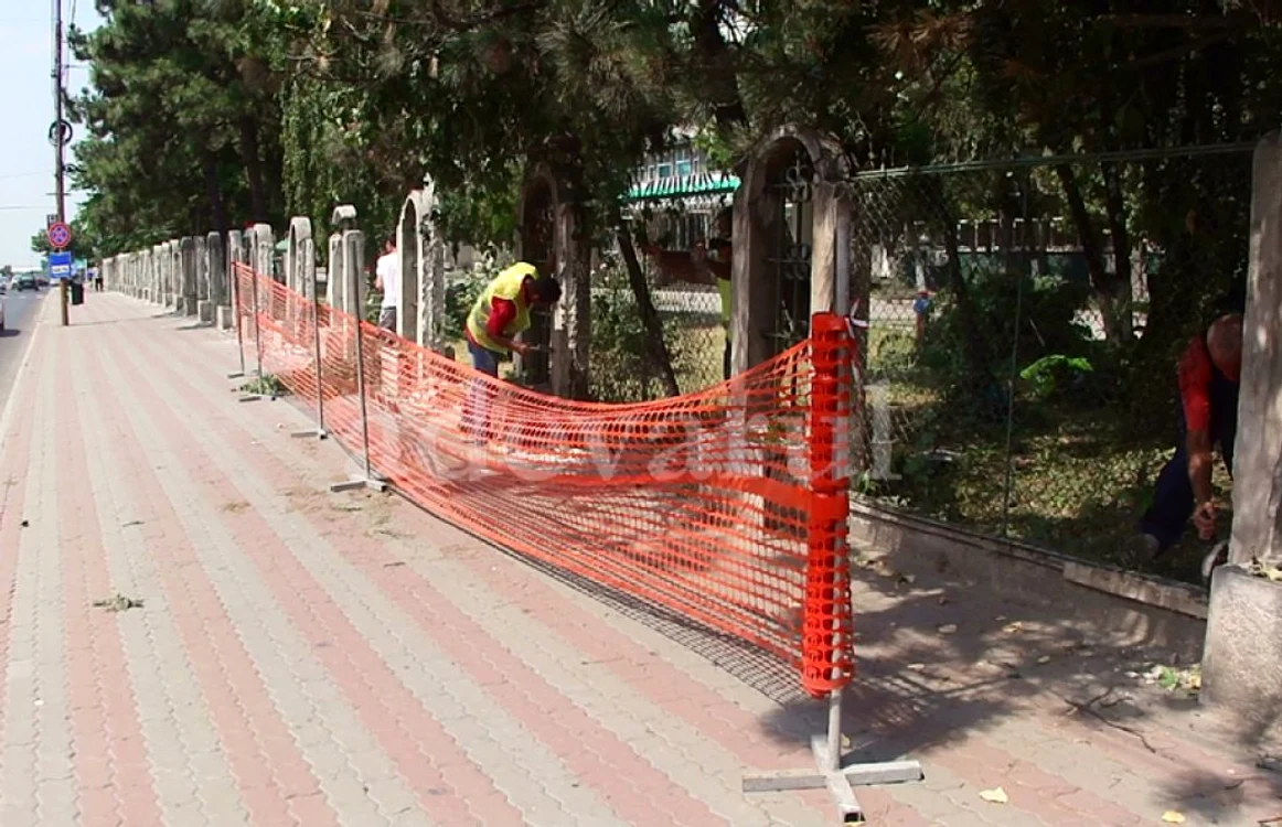 Imagine cu muncitori lucrând la demolarea gardului vechi al Spitalului Judeţean Slatina  (FOTO: M. Manea)