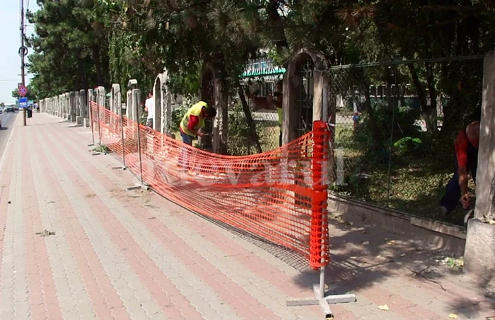 Imagine cu muncitori lucrând la demolarea gardului vechi al Spitalului Judeţean Slatina (FOTO: M. Manea)