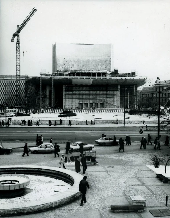 Teatrul Național din București, în perioada construcției. FOTO: Revista Arhitectura