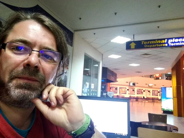 Senatorul Mihai Goţiu a fost nevoit să aştepte timp de cinci ore, seara târziu, următorul zbor. FOTO: Facebook / Mihai Goţiu