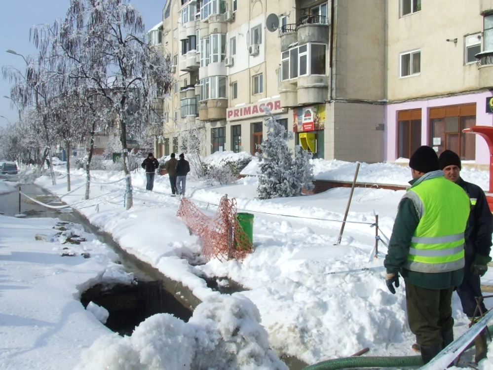 Lucrătorii de la distribuţia apei au intervenit de urgenţă pentru remedierea avariilor