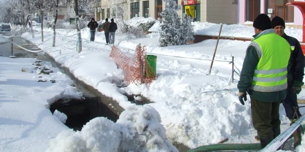 Lucrătorii de la distribuţia apei au intervenit de urgenţă pentru remedierea avariilor