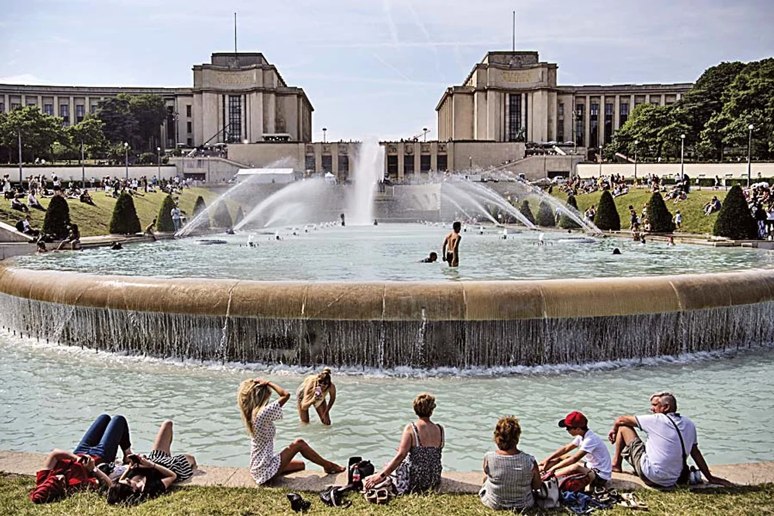 Paris 37ºC. Oamenii au încercat orice ochi de apă să se răcorească