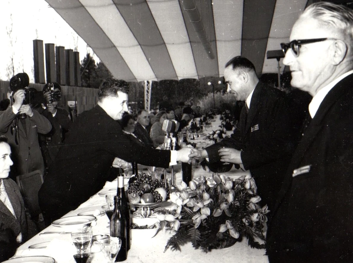 Nicolae Ceaușescu, la recepţia de la Snagov, organizată cu prilejul sărbătoririi zilei de 1 mai 1965 (© „Fototeca online a comunismului românesc”, cota: 17/1965)