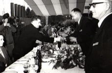 Nicolae Ceaușescu, la recepţia de la Snagov, organizată cu prilejul sărbătoririi zilei de 1 mai 1965 (© „Fototeca online a comunismului românesc”, cota: 17/1965)