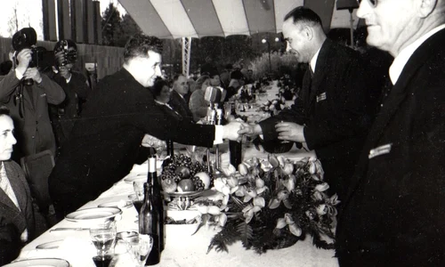 Nicolae Ceaușescu, la recepţia de la Snagov, organizată cu prilejul sărbătoririi zilei de 1 mai 1965 (© „Fototeca online a comunismului românesc”, cota: 17/1965)