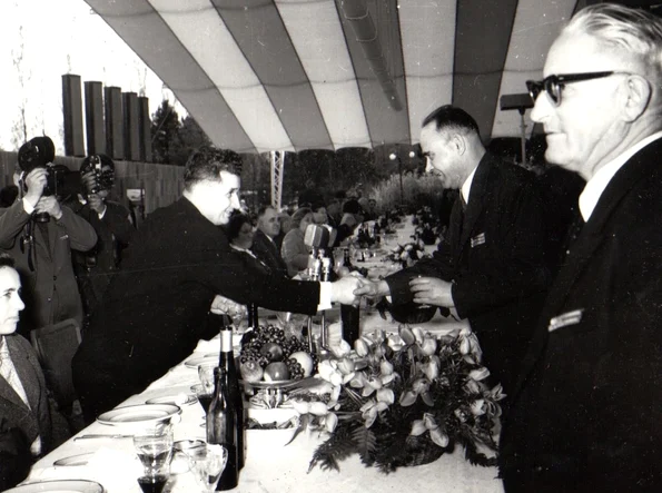 Nicolae Ceaușescu, la recepţia de la Snagov, organizată cu prilejul sărbătoririi zilei de 1 mai 1965 (© „Fototeca online a comunismului românesc”, cota: 17/1965)