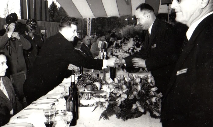 Nicolae Ceaușescu, la recepţia de la Snagov, organizată cu prilejul sărbătoririi zilei de 1 mai 1965 (© „Fototeca online a comunismului românesc”, cota: 17/1965)