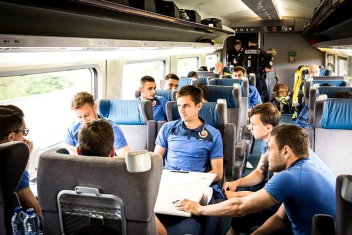 
    Romanii in timpul calatoriei cu trenulFoto: Facebook  