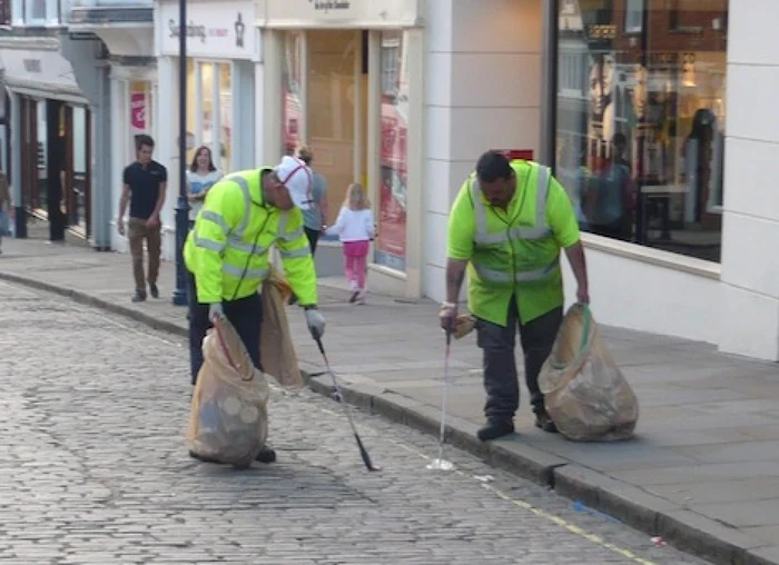 Răspalata va consta în 1,25 euro pe oră, o masă caldă şi trei sticle de bere, precum şi ţigări pentru fumători. FOTO guildford-dragon.com