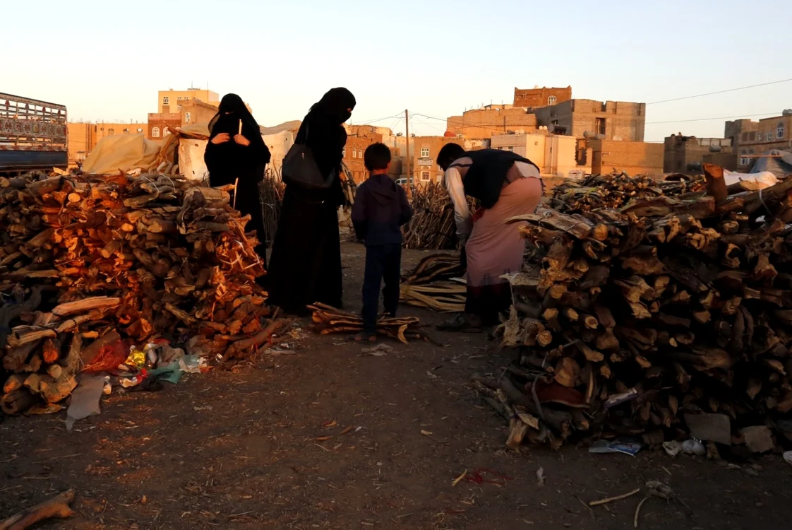 Femei cumpără lemn de foc pentru gătit din cauza lipsei gazelor într-o piaţă din Sanaa Yemen FOTO EPA-EFE / Yahaya Arhab