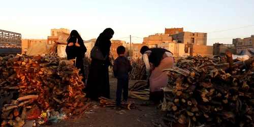 Femei cumpără lemn de foc pentru gătit din cauza lipsei gazelor într-o piaţă din Sanaa Yemen FOTO EPA-EFE / Yahaya Arhab