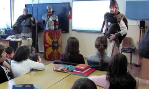 Doi daci şi un roman dau lecţii de istorie la şcoală jpeg