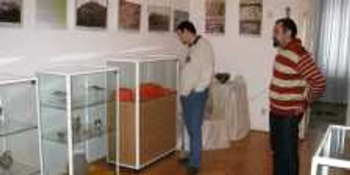 Primii vizitatori au apărut la expoziţie