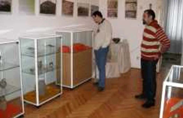 Primii vizitatori au apărut la expoziţie