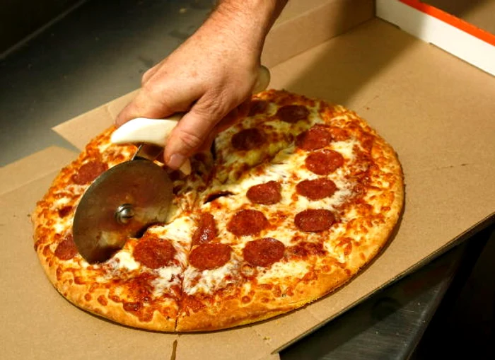 Încearcă să tai pizza folosind această metodăFoto Getty