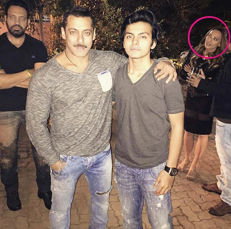 Salman a fost asaltat de fani şi a uitat-o un pic pe Iulia