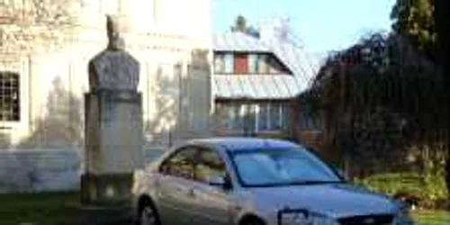 Bustul lui Mihai Viteazul, păzit de găini şi o limuzină