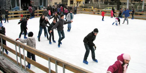 Copiii sunt principalii amatori ai distracţiei pe gheaţă artificială