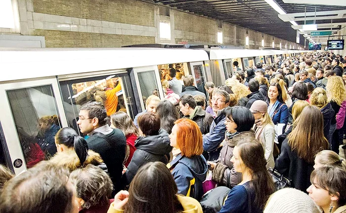 Zilnic la metrou este haos. Nu mai puţin de 600.000 de călători circulă cu trenul Foto: dsrl-foto.com