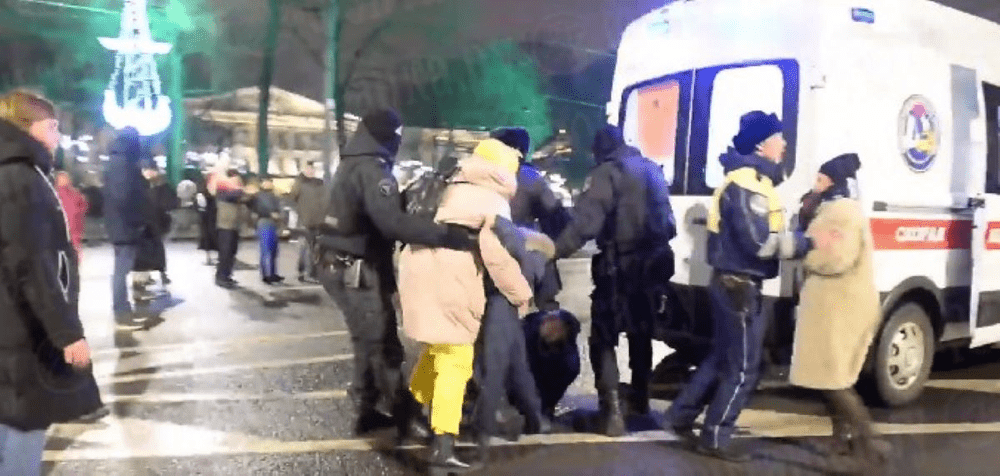 Zeci de ruși, săltați de pe stradă de Revelion. Soțiile se tem că vor fi trimiși pe front VIDEO 