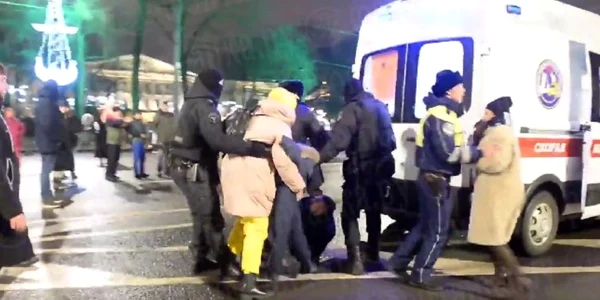 Zeci de ruși săltați de pe stradă de Revelion  Foto Captură video Twitter jpg