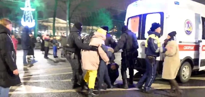 Zeci de ruși au fost săltați de Revelion. Foto: Captură video Twitter