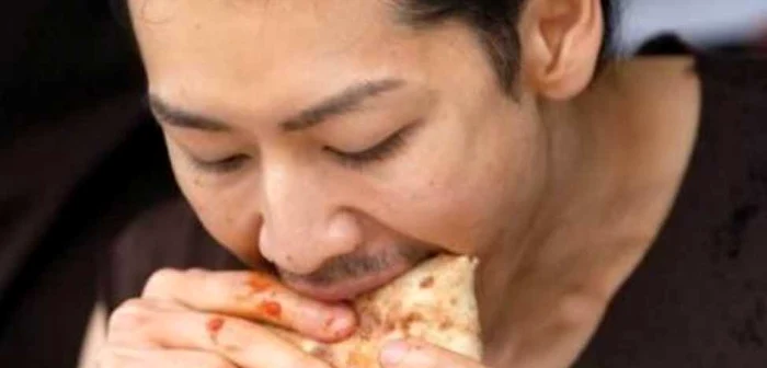 Takeru Kobayashi a reuşit să înghită o pizza într-un singur minut