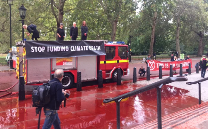 
    Extinction Rebellion a stropit cu sânge fals sediul Ministerului britanic al Finaţelor, la Londra, cu ajutorul unui vehicul al pompierilorFoto Twitter/News.ro  