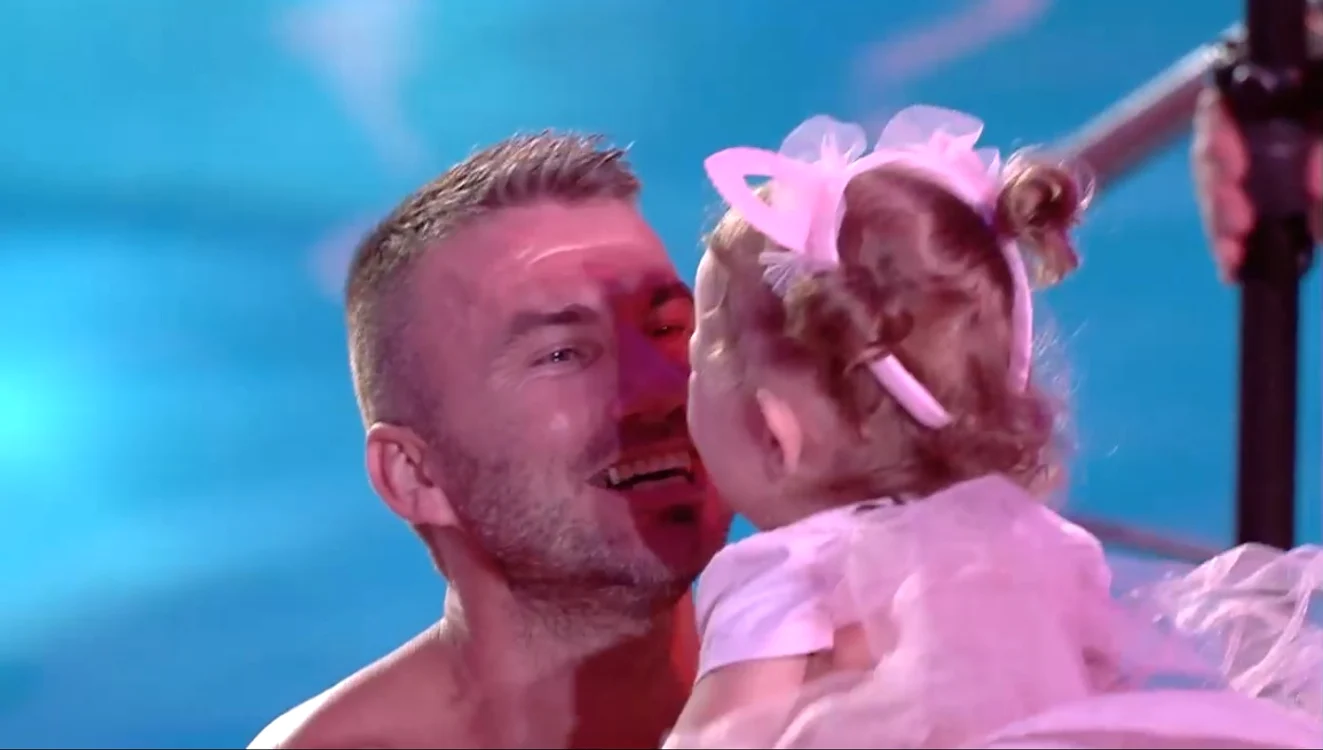 
    Fachirul din Periș și fiica luifoto: Antena 1  