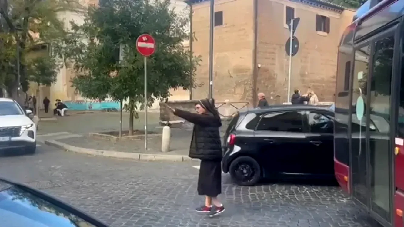Călugărița care a devenit „polițist de circulație” în Roma. 