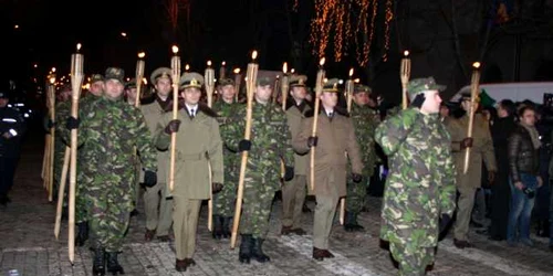 Militarii vor face o retragere cu torţe