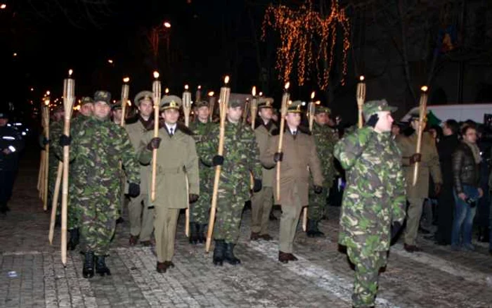 Militarii vor face o retragere cu torţe