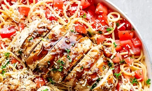 Salata cu rosii, pui si paste jpeg