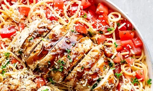 Salata cu rosii, pui si paste jpeg