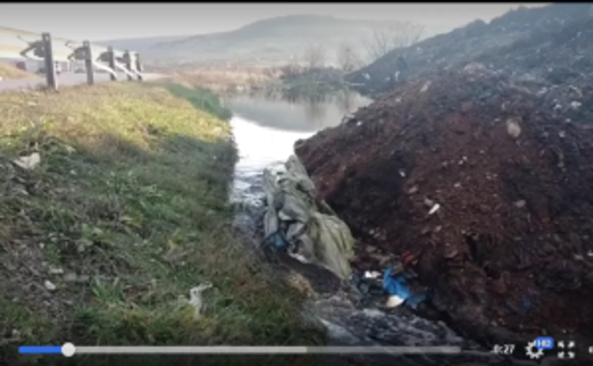LIchidul toxic se scurge în râul Zapodie, iar de acolo va ajunge în Someş. FOTO: Istvan Szakats.
