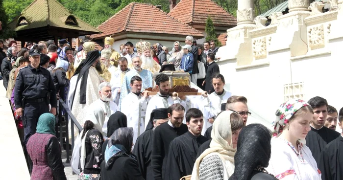 Racla cu sfintele moaşte au fost scoase din biserică