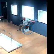 turist distrugand o opera de arta muzeu italia, captura video jpg