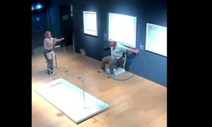 turist distrugand o opera de arta muzeu italia, captura video jpg