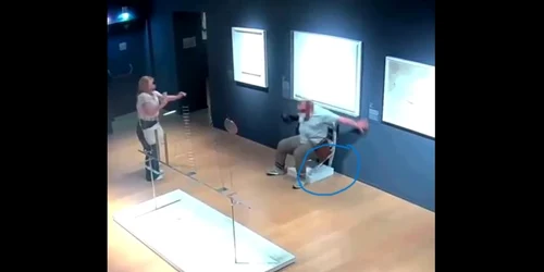 turist distrugand o opera de arta muzeu italia, captura video jpg