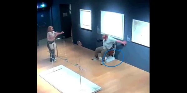turist distrugand o opera de arta muzeu italia, captura video jpg