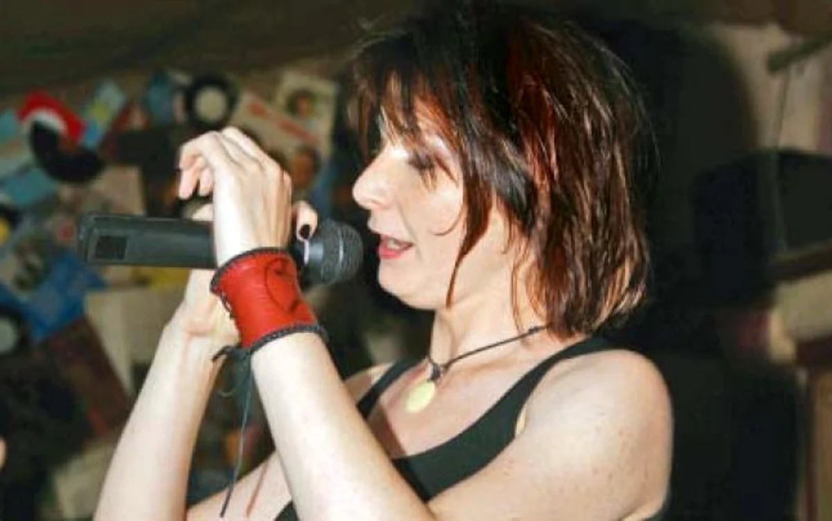 În concert, alături de trupa ei, 4 Beţe  