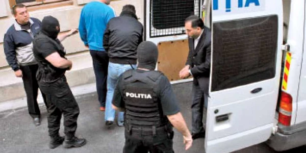 Şpagă pentru poliţişti: „Să dăm darul de nuntă!“