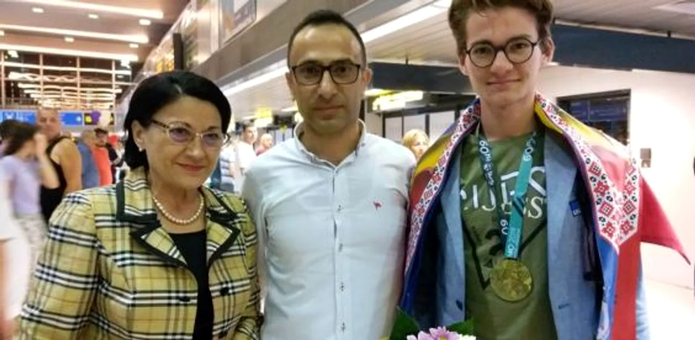 Ediş Memiş (dreapta), la sosirea pe Aeroportul Otopeni                        FOTO: ICHC