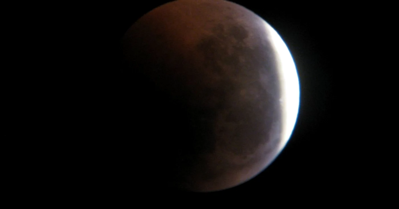 Luna a dispărut timp de aproape două ore