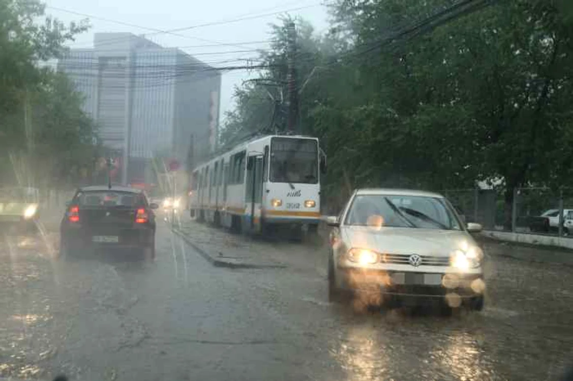 
    Cod portocaliu de ploi şi vijelii în 11 judeţe şi Bucureşti.  