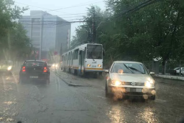 
    Cod portocaliu de ploi şi vijelii în 11 judeţe şi Bucureşti.  