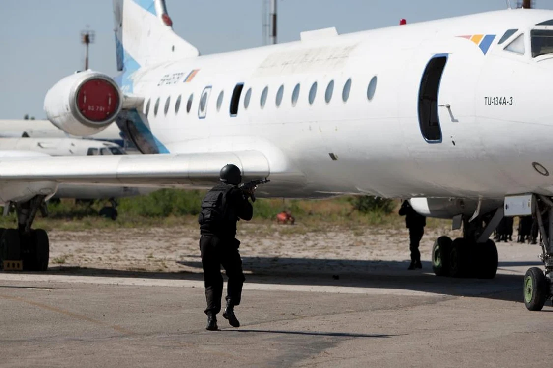 Securitatea traficului aerian, în pericol din cauza problemelor fianciare ale instituţiei responsabile FOTO: Adevărul