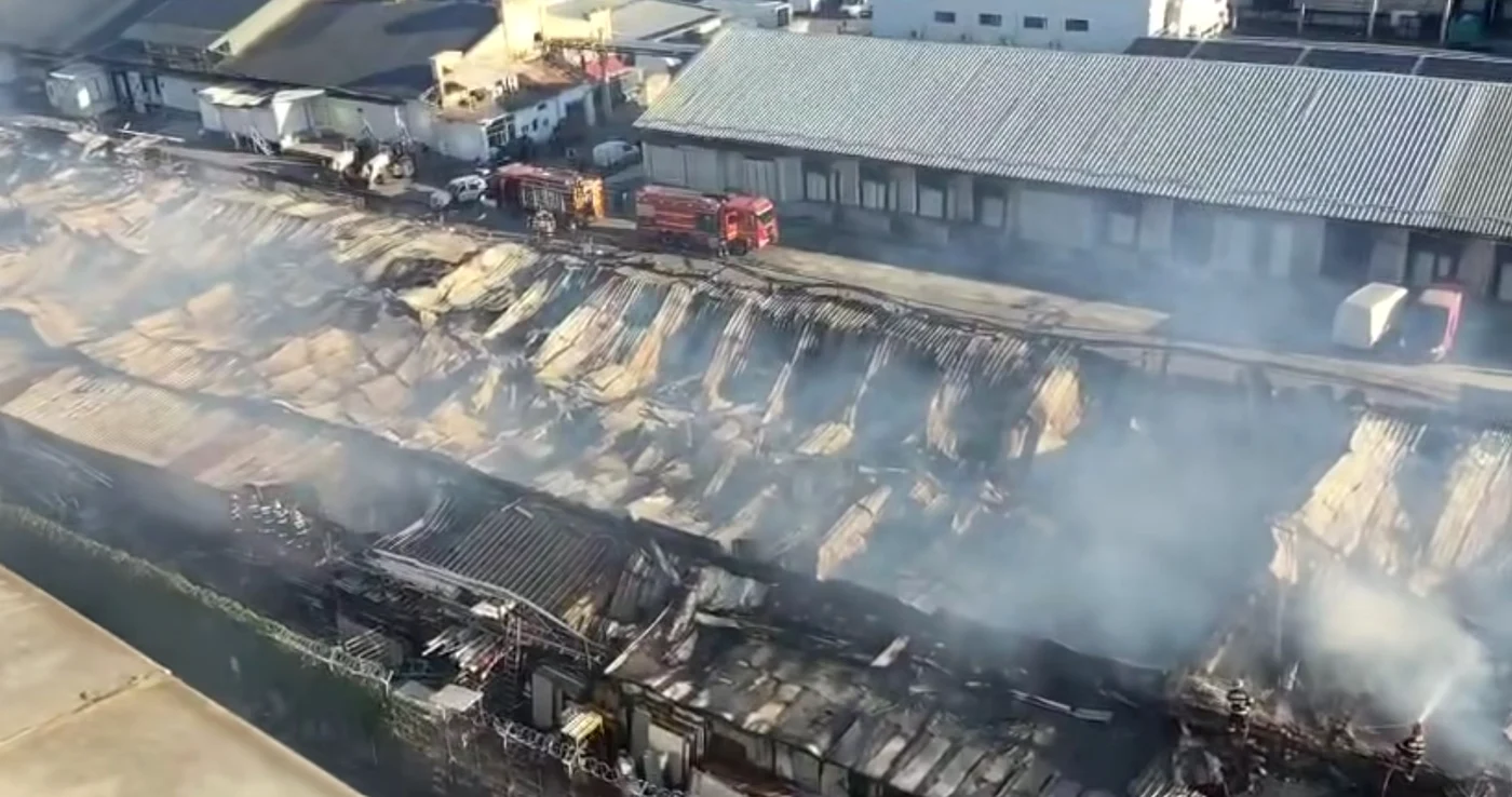 Proprietarul halelor mistuite de flăcări riscă să nu-şi poată încasa asigurarea. FOTO: captură video